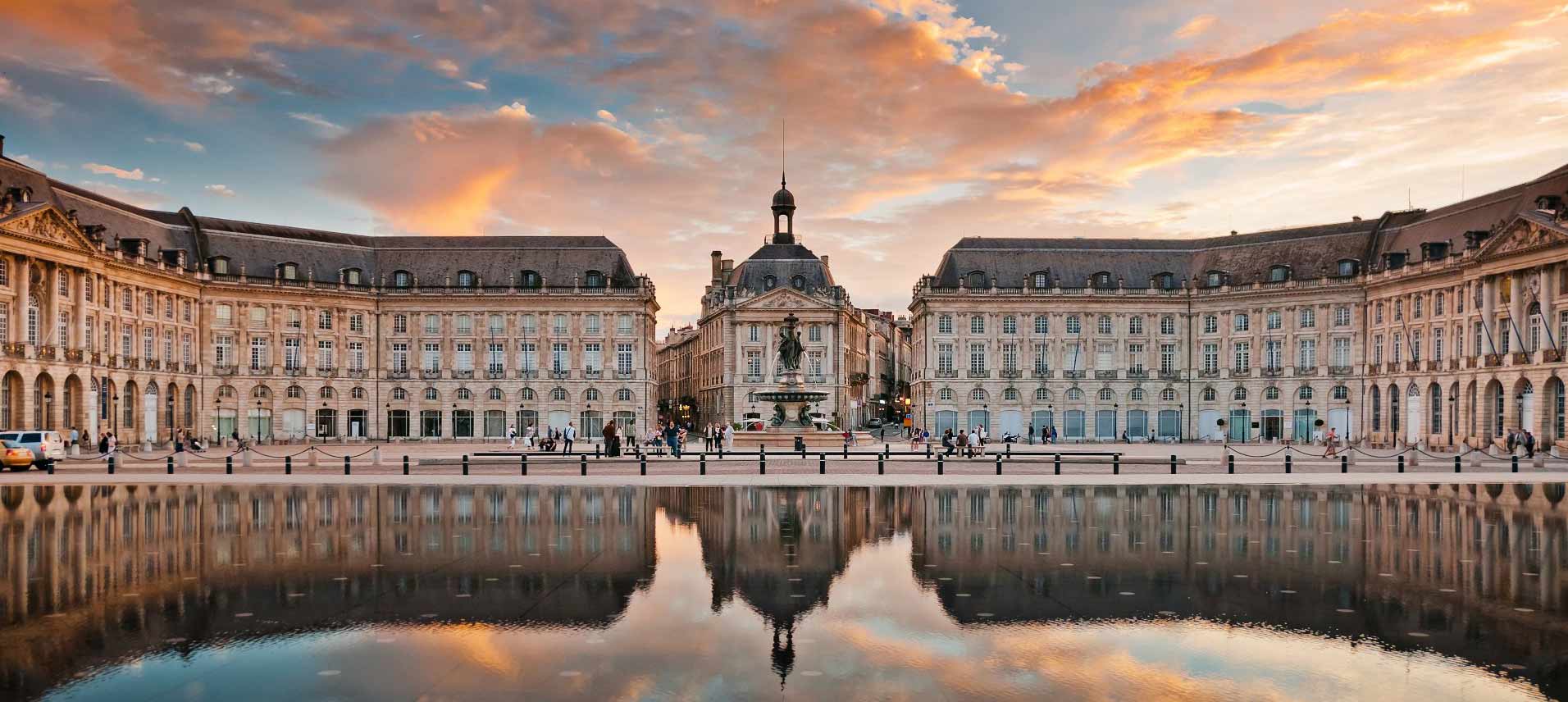 Vue de face du palais de la bourse avec une partie du mirroir d'eau à Bordeaux